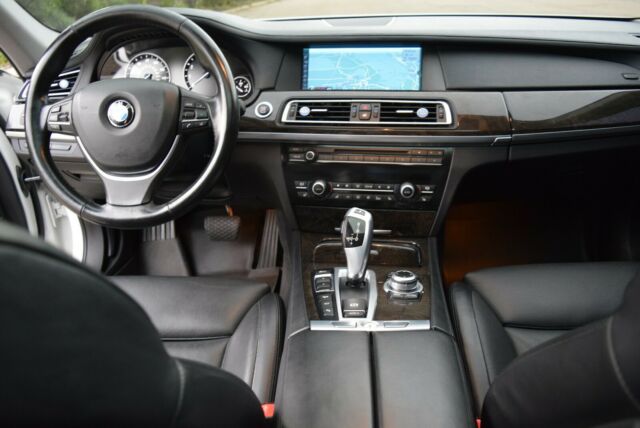 BMW 7-Series 2012 image number 13