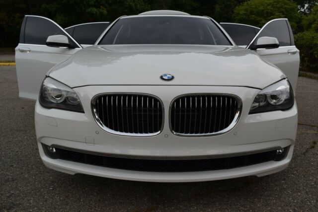 BMW 7-Series 2012 image number 20