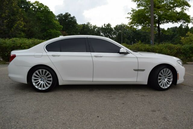 BMW 7-Series 2012 image number 26