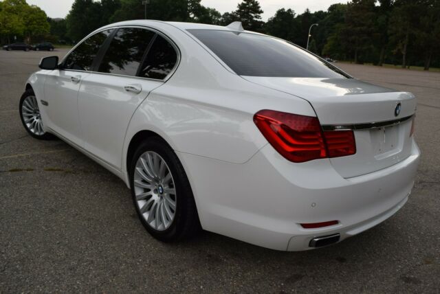 BMW 7-Series 2012 image number 29