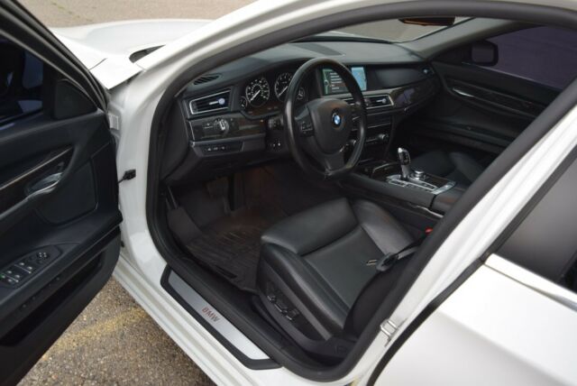 BMW 7-Series 2012 image number 34