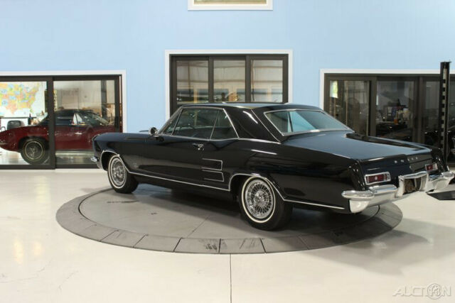 Buick Riviera 1963 image number 2