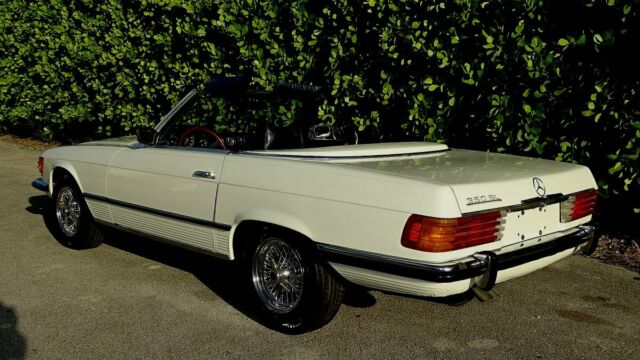 Mercedes-Benz SL-Class 1972 image number 31