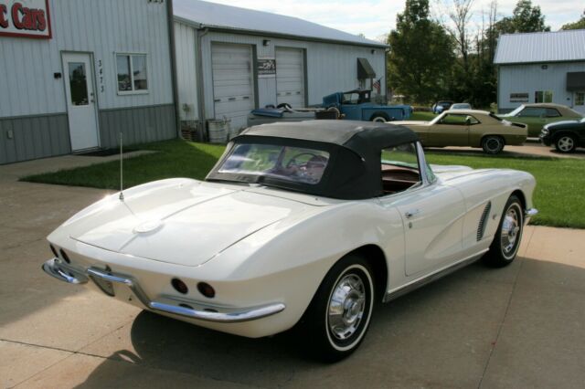 Chevrolet Corvette 1962 image number 28