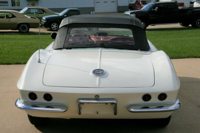 Chevrolet Corvette 1962 image number 29