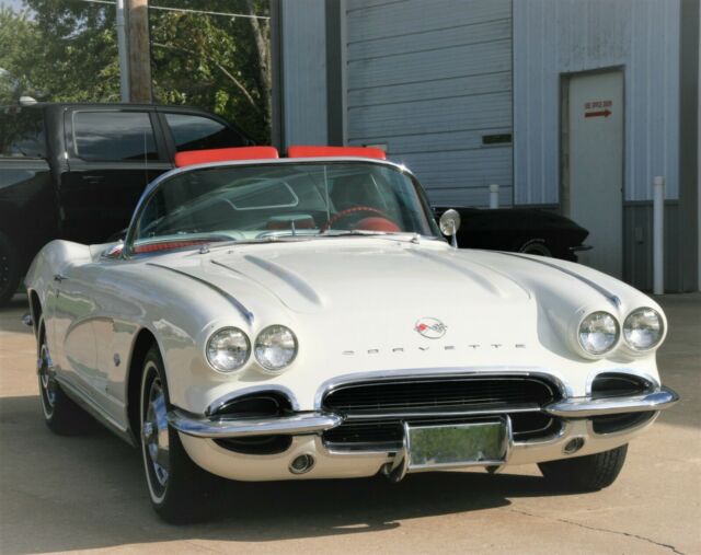 Chevrolet Corvette 1962 image number 32