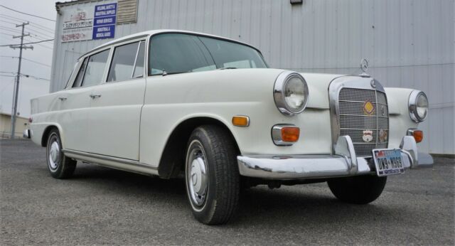 Mercedes-Benz 200-Series 1966 image number 0