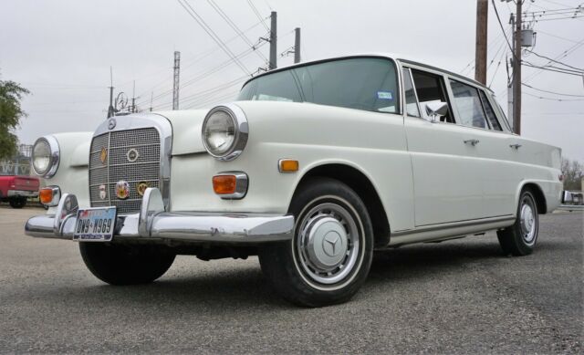 Mercedes-Benz 200-Series 1966 image number 2