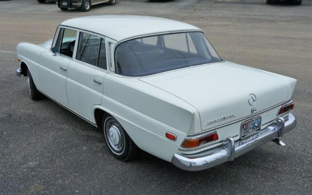 Mercedes-Benz 200-Series 1966 image number 27