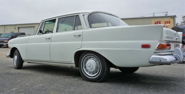 Mercedes-Benz 200-Series 1966 image number 28