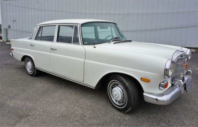 Mercedes-Benz 200-Series 1966 image number 3