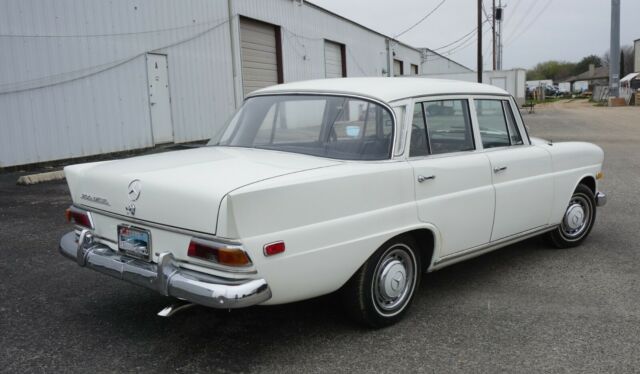 Mercedes-Benz 200-Series 1966 image number 5