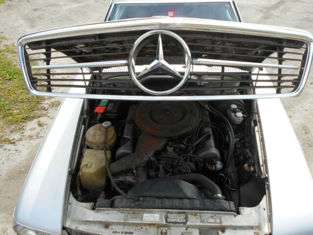 Mercedes-Benz SL-Class 1973 image number 11