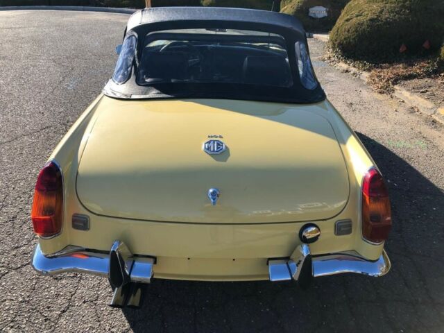 MG MGB 1970 image number 16