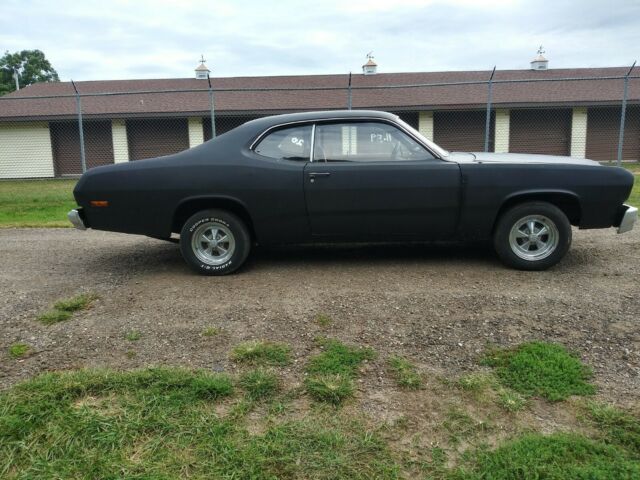 Plymouth Duster 1975 image number 0