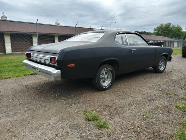 Plymouth Duster 1975 image number 1