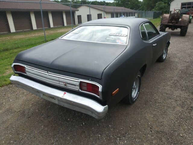 Plymouth Duster 1975 image number 2