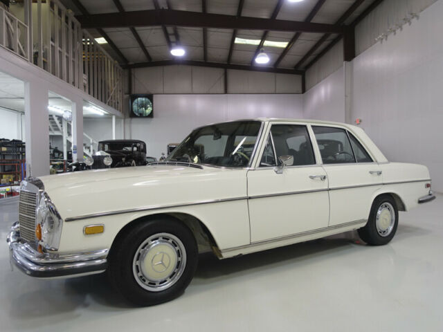 Mercedes-Benz 200-Series 1971 image number 0