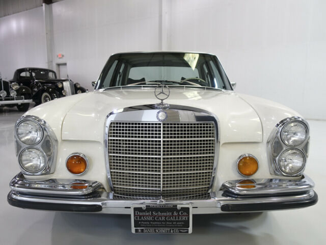 Mercedes-Benz 200-Series 1971 image number 1