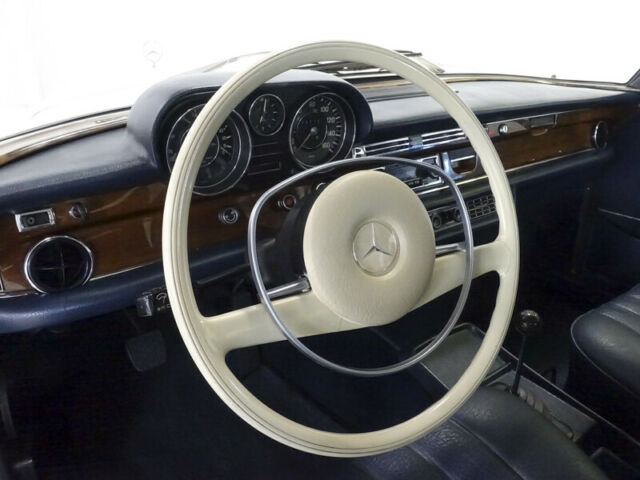 Mercedes-Benz 200-Series 1971 image number 10