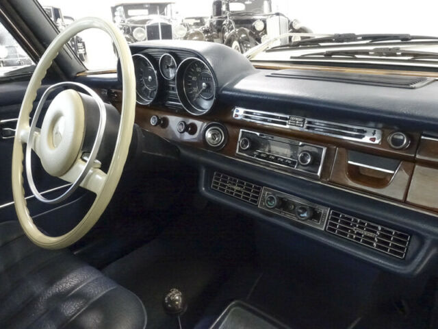 Mercedes-Benz 200-Series 1971 image number 16