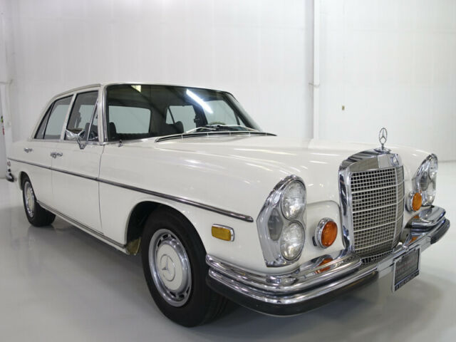 Mercedes-Benz 200-Series 1971 image number 2