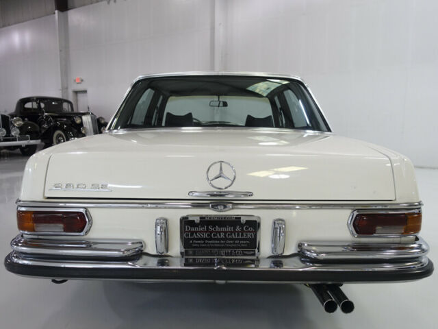 Mercedes-Benz 200-Series 1971 image number 27