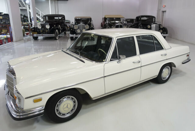 Mercedes-Benz 200-Series 1971 image number 29