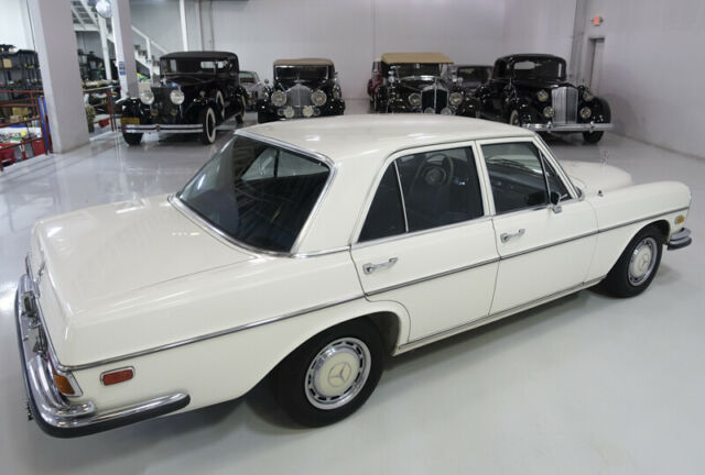 Mercedes-Benz 200-Series 1971 image number 30