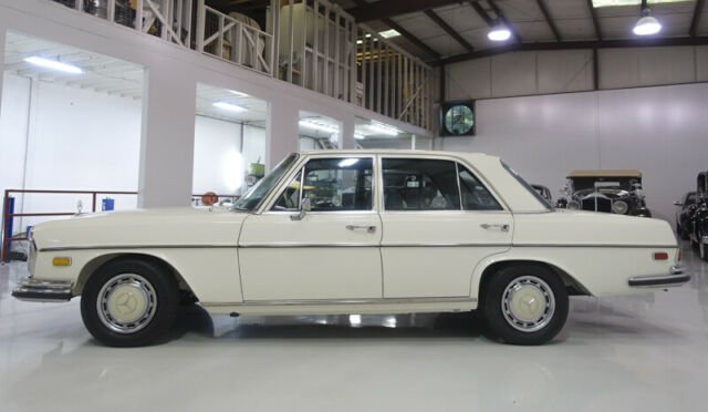 Mercedes-Benz 200-Series 1971 image number 4