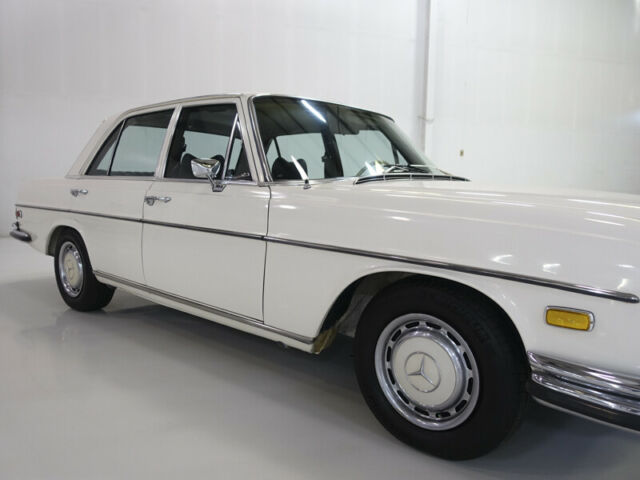 Mercedes-Benz 200-Series 1971 image number 7