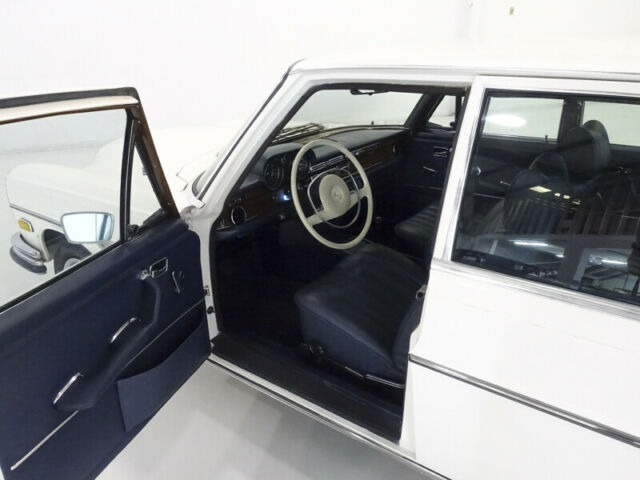 Mercedes-Benz 200-Series 1971 image number 9