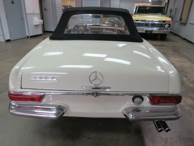 Mercedes-Benz 200-Series 1966 image number 40