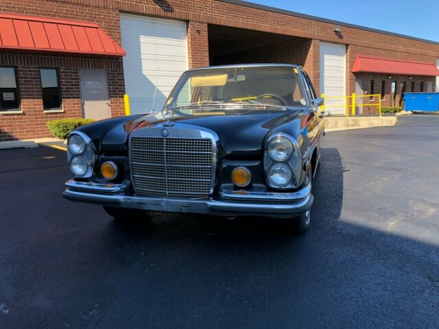 Mercedes-Benz S-Class 1971 image number 1