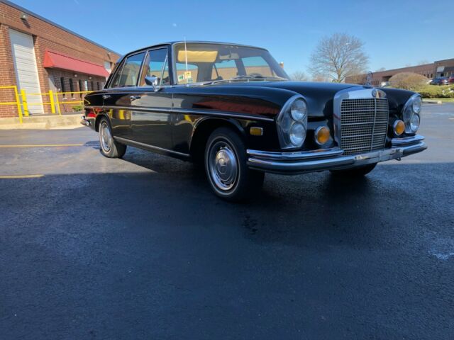 Mercedes-Benz S-Class 1971 image number 25