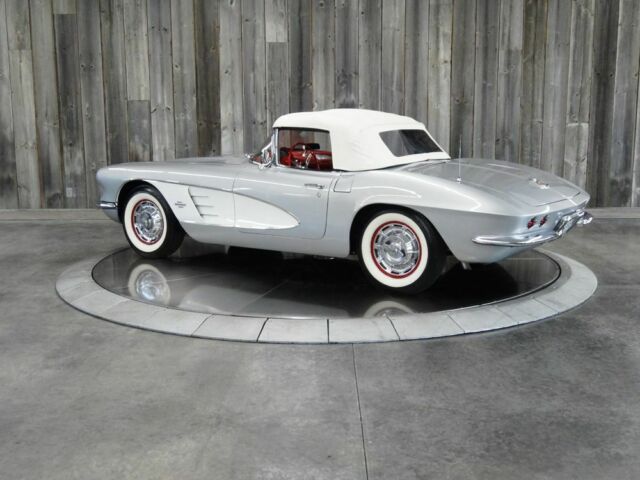 Chevrolet Corvette 1961 image number 15