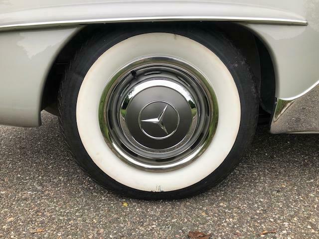 Mercedes-Benz SL-Class 1961 image number 19