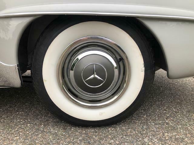 Mercedes-Benz SL-Class 1961 image number 20