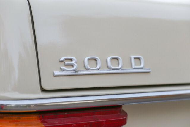 Mercedes-Benz 300-Series 1975 image number 11