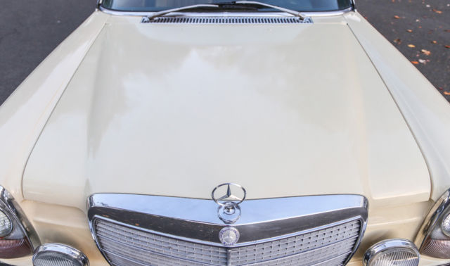 Mercedes-Benz 300-Series 1975 image number 30