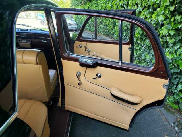 Mercedes-Benz 200-Series 1958 image number 11