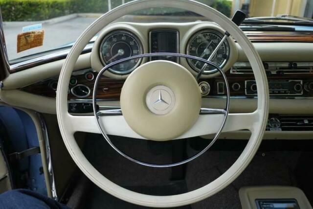 Mercedes-Benz 200-Series 1971 image number 14