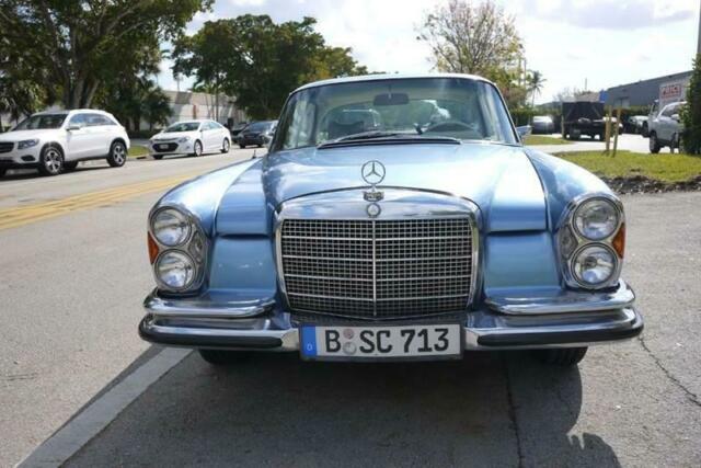 Mercedes-Benz 200-Series 1971 image number 2