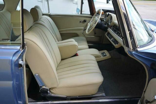 Mercedes-Benz 200-Series 1971 image number 23