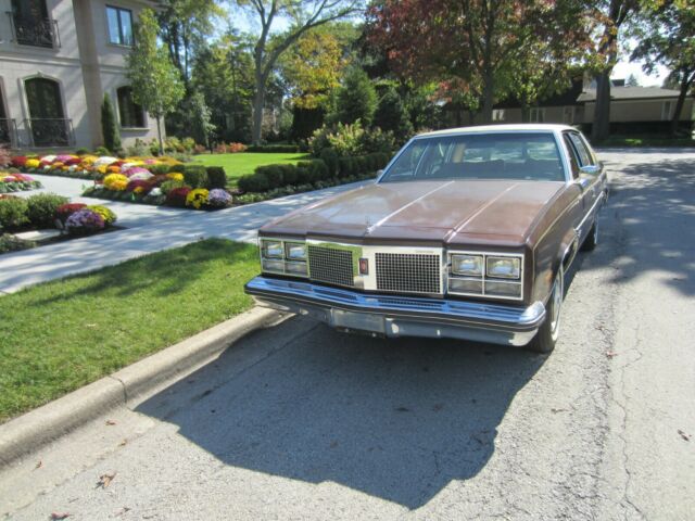 Oldsmobile Ninety-Eight 1977 image number 11