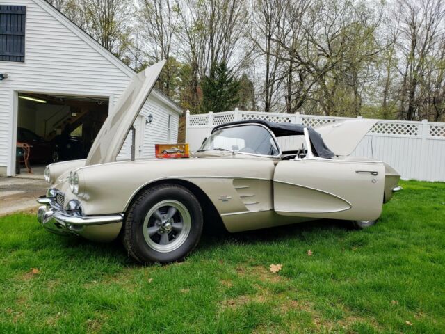 Chevrolet Corvette 1961 image number 1