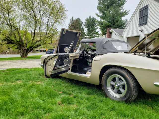 Chevrolet Corvette 1961 image number 14