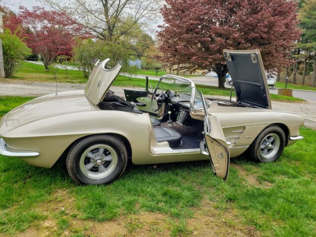 Chevrolet Corvette 1961 image number 18