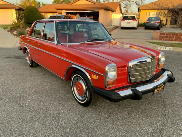 Mercedes-Benz 200-Series 1975 image number 1