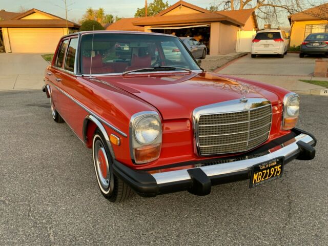 Mercedes-Benz 200-Series 1975 image number 20